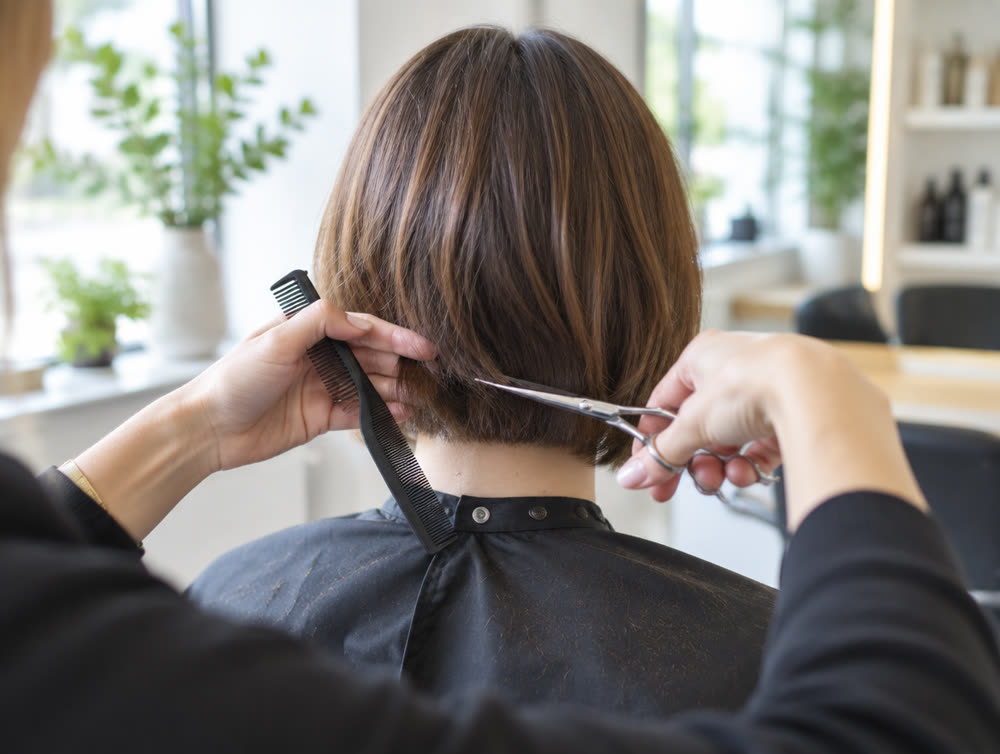 Coupe aux ciseaux dans un salon lumineux